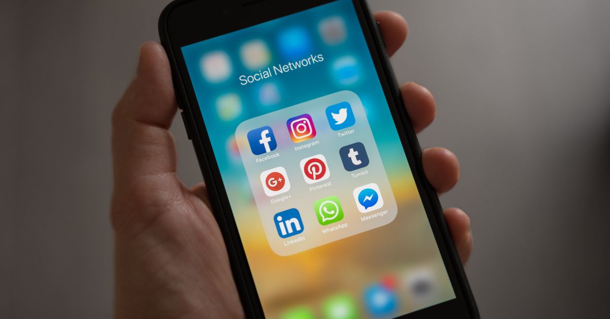 découvrez whatsapp, l'application de messagerie gratuite permettant d'envoyer des messages, passer des appels vocaux et vidéo, et partager des fichiers facilement avec vos contacts dans le monde entier.