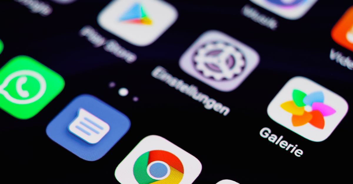 whatsapp est une application de messagerie instantanée gratuite qui permet d'envoyer des messages, passer des appels, et partager des fichiers facilement avec vos contacts dans le monde entier.