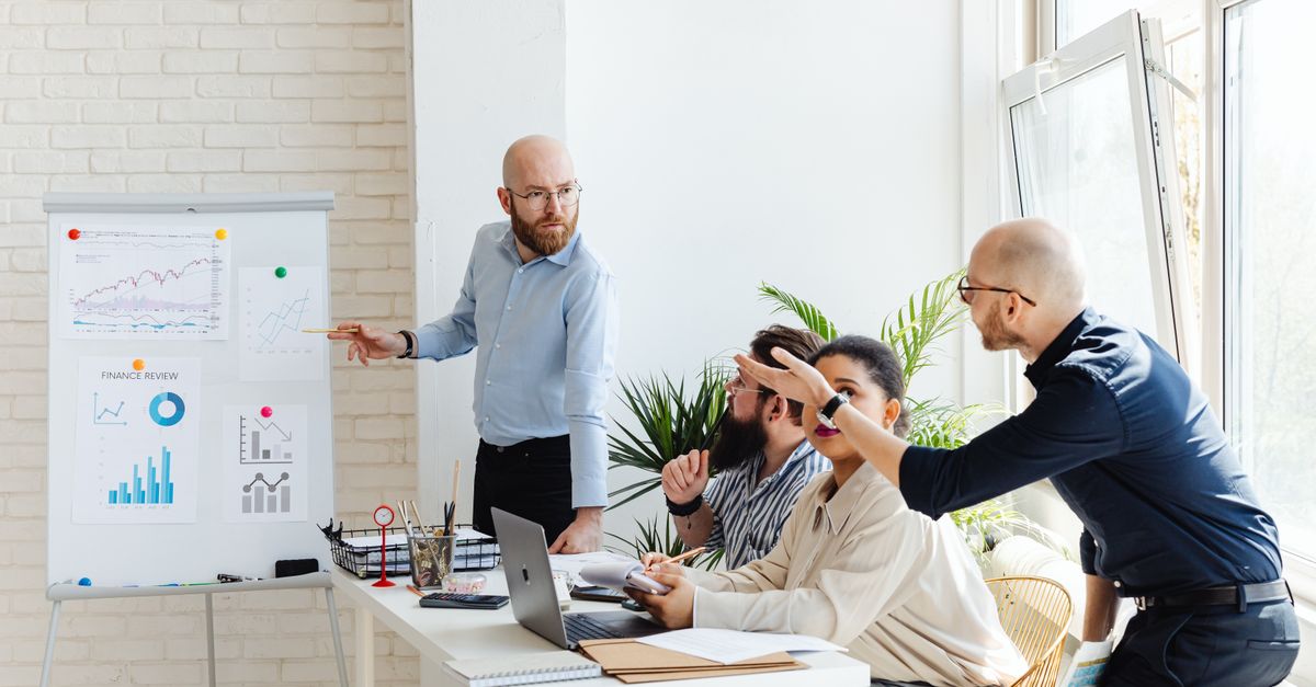 consultant en marketing expert, spécialisé dans l'élaboration de stratégies performantes pour booster la visibilité et la croissance de votre entreprise.
